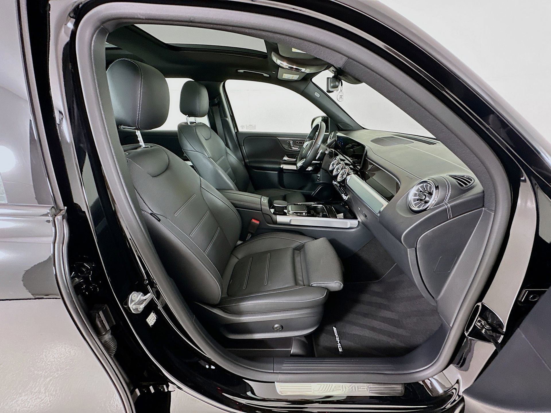 Used 2022 Mercedes-Benz GLB 35 AMG 4MATIC image 32