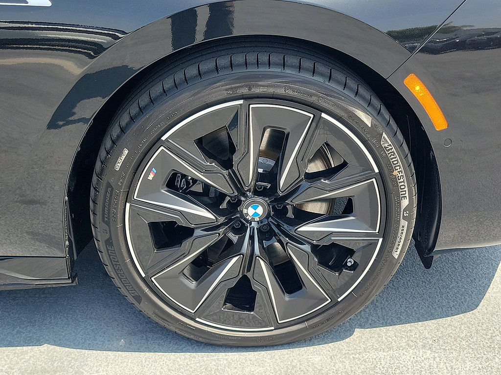 New 2026 BMW i7 M70 w/ Executive Package AWD/4WD image 5