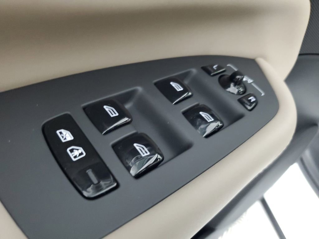 Certified 2026 Volvo XC90 B5 Core w/ Protection Package AWD/4WD image 21