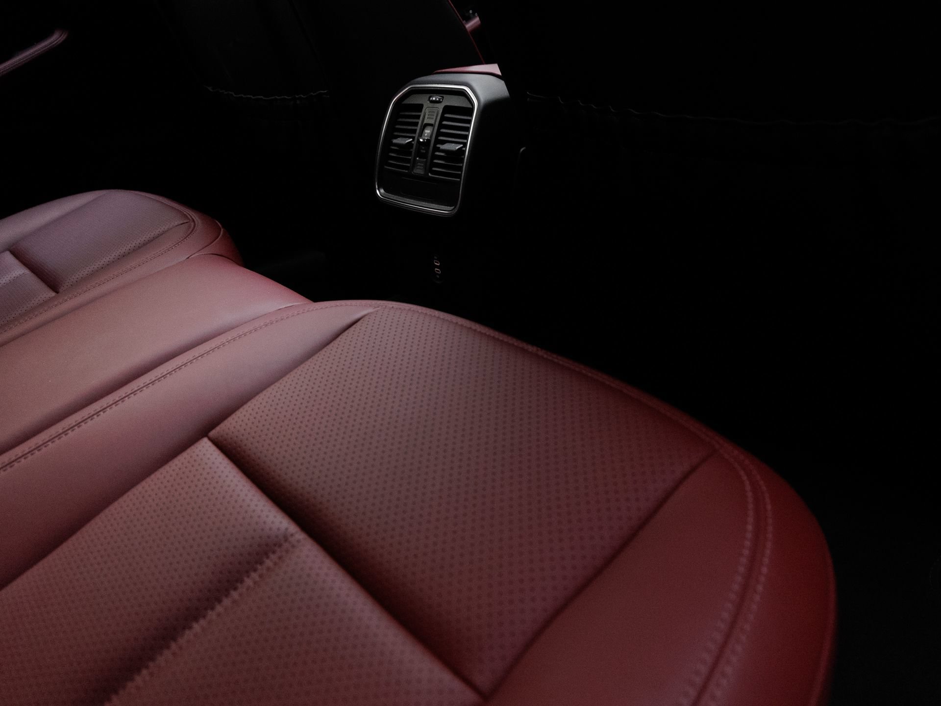 Certified 2023 Porsche Macan S AWD/4WD image 34