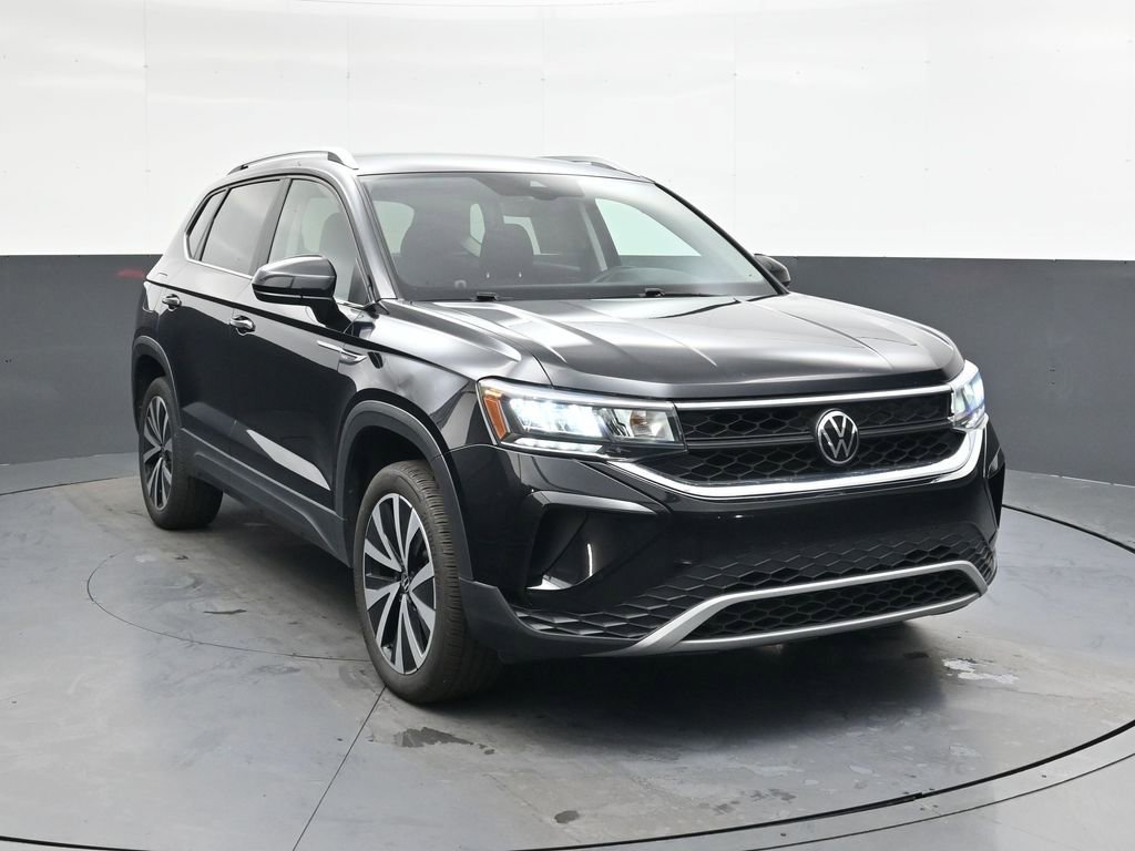 Used 2024 Volkswagen Taos SE image 1