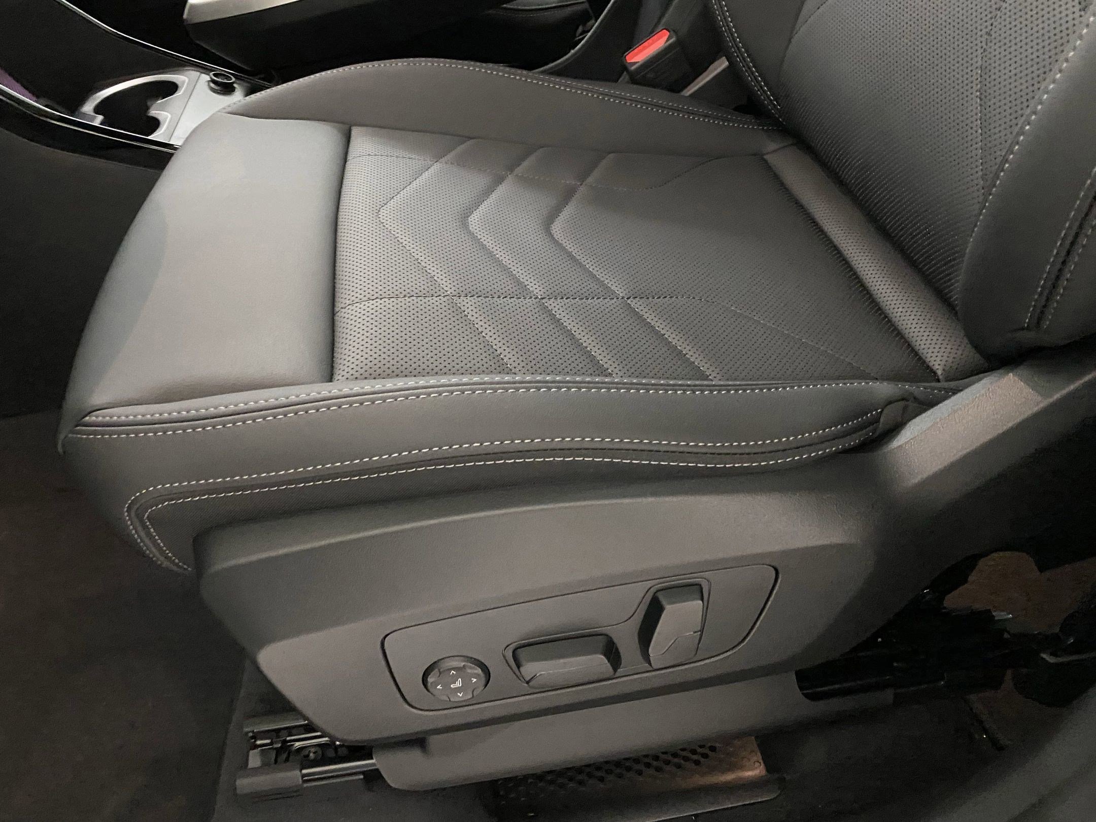 Used 2025 BMW X1 xDrive28i w/ Premium Package image 12