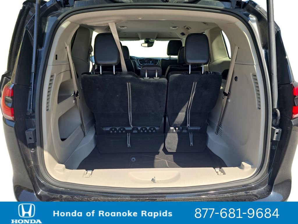 Used 2023 Chrysler Pacifica Touring-L image 19