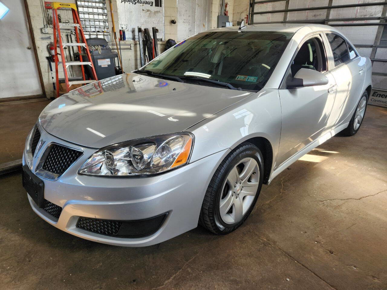 Used 2010 Pontiac G6 Base 4dr Sedan image 1