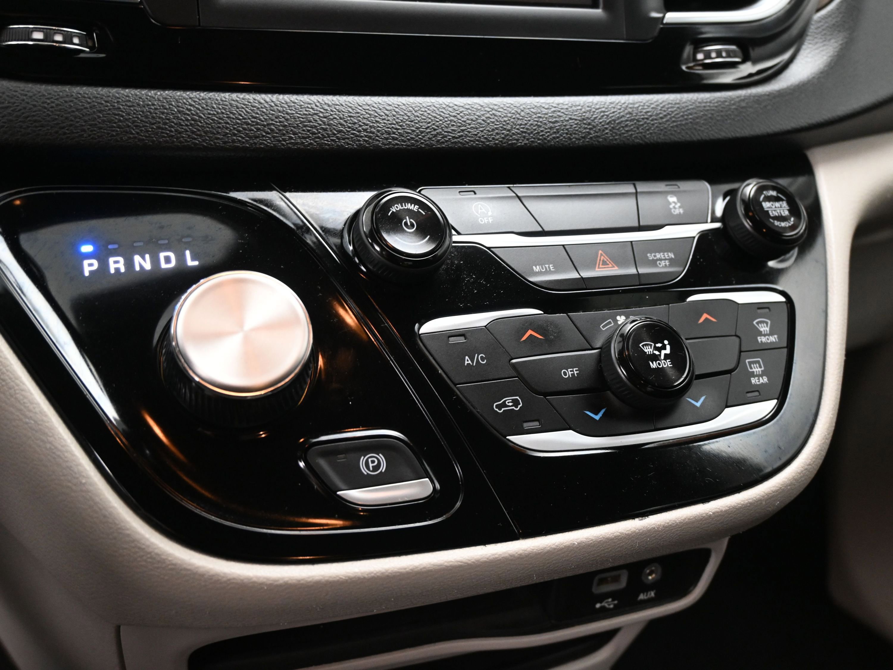 Used 2020 Chrysler Voyager L image 14