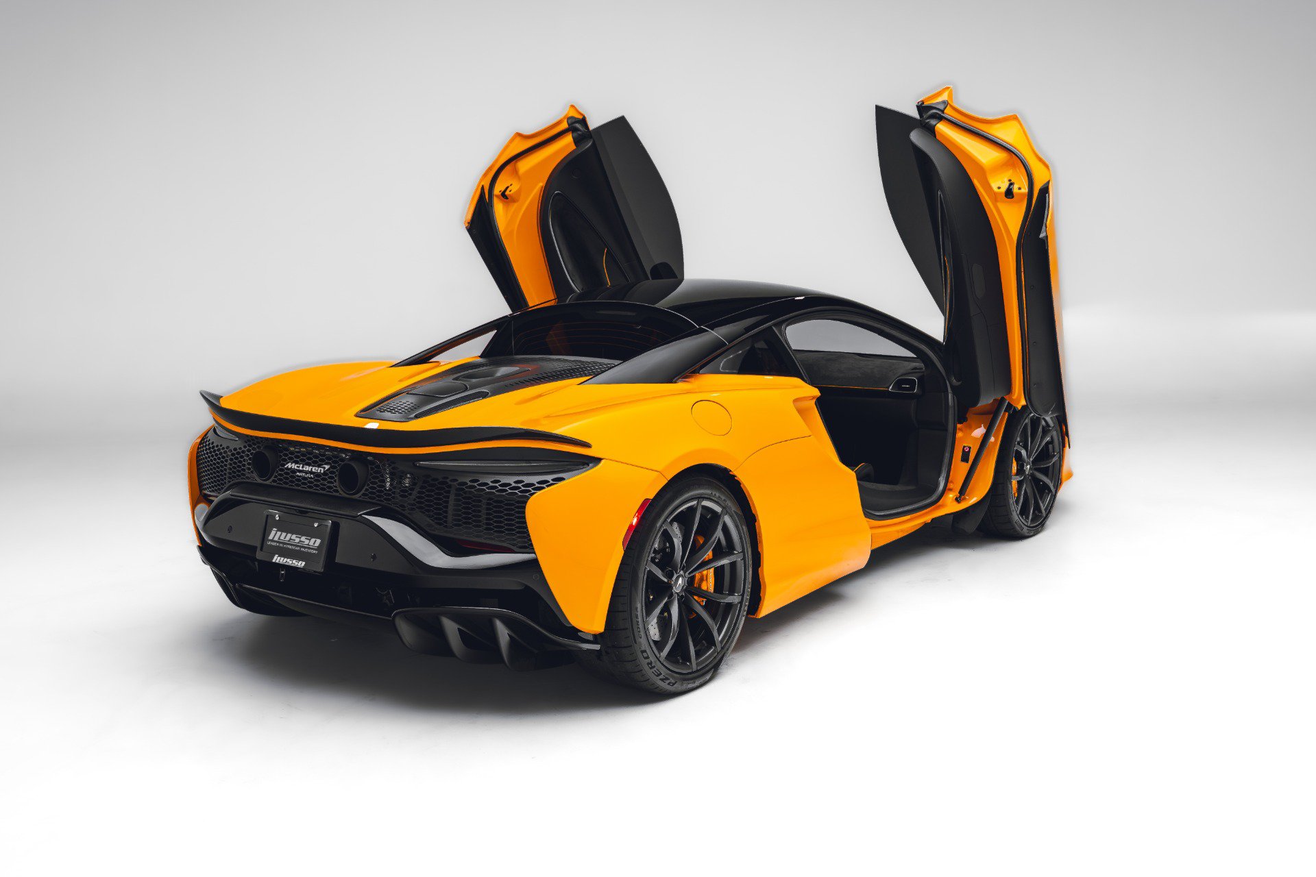 Used 2023 McLaren Artura RWD image 11