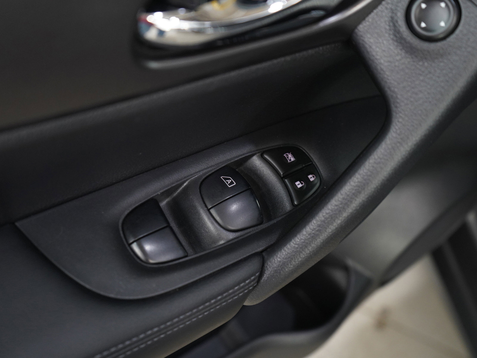 Used 2016 Nissan Rogue SV AWD/4WD image 19
