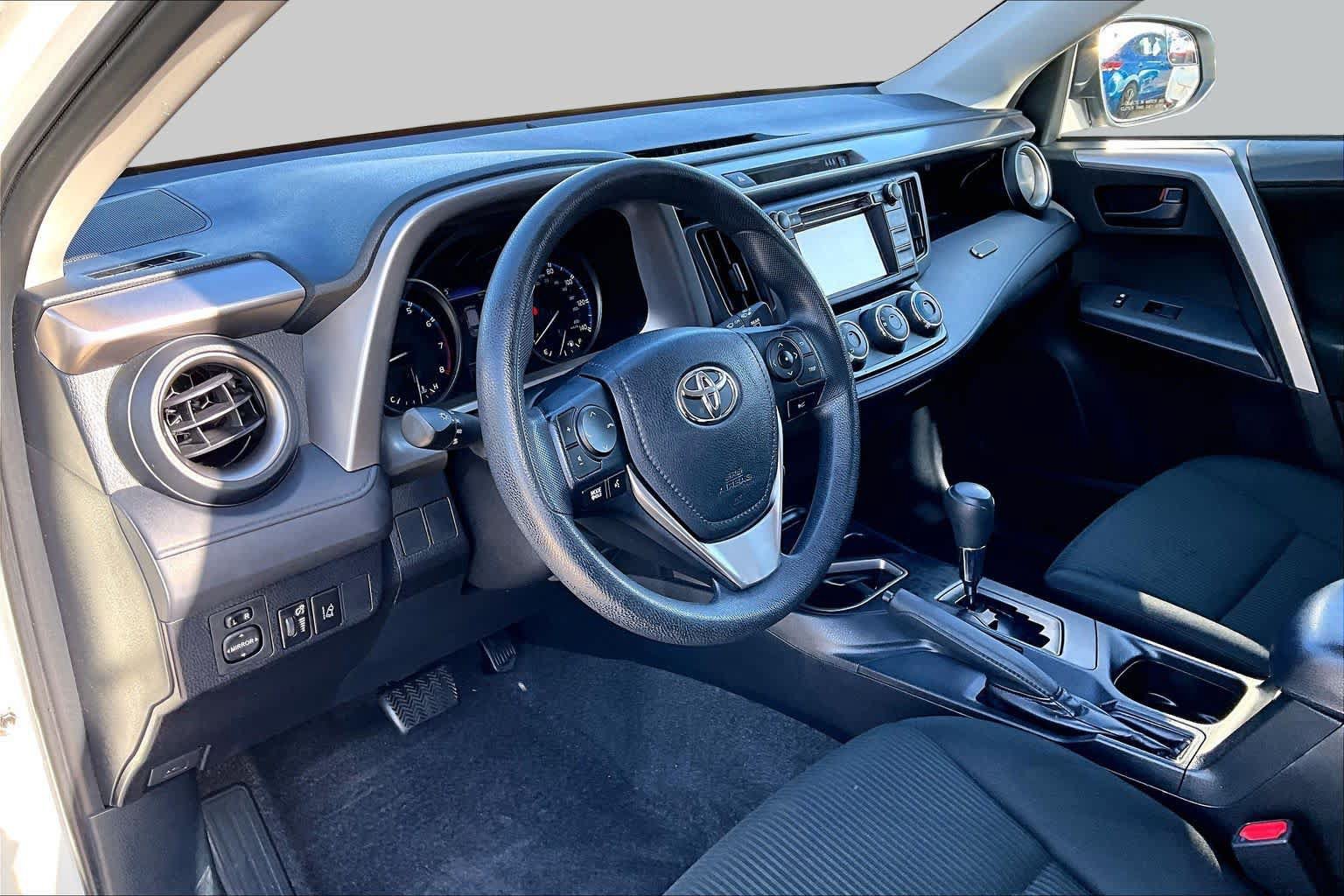 Used 2018 Toyota RAV4 LE FWD image 17