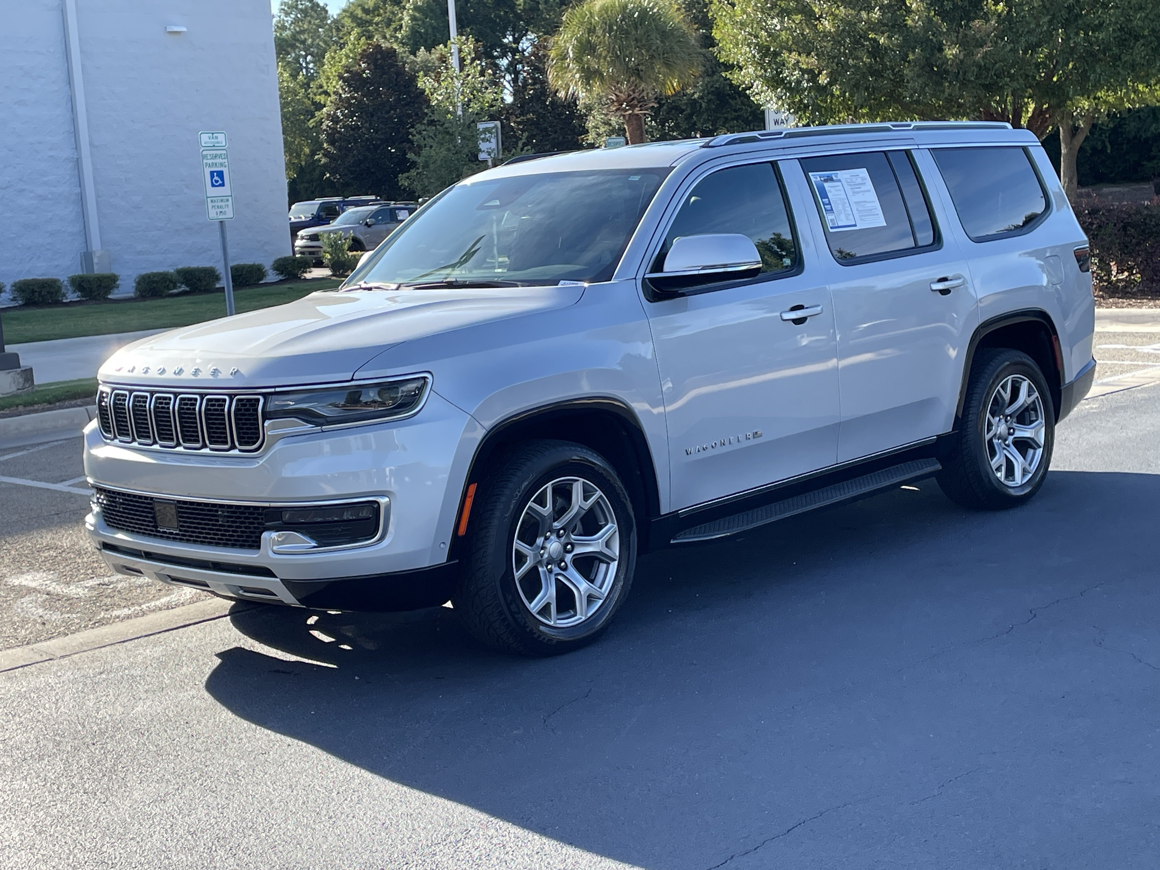 Used 2022 Jeep Wagoneer Series II RWD image 4