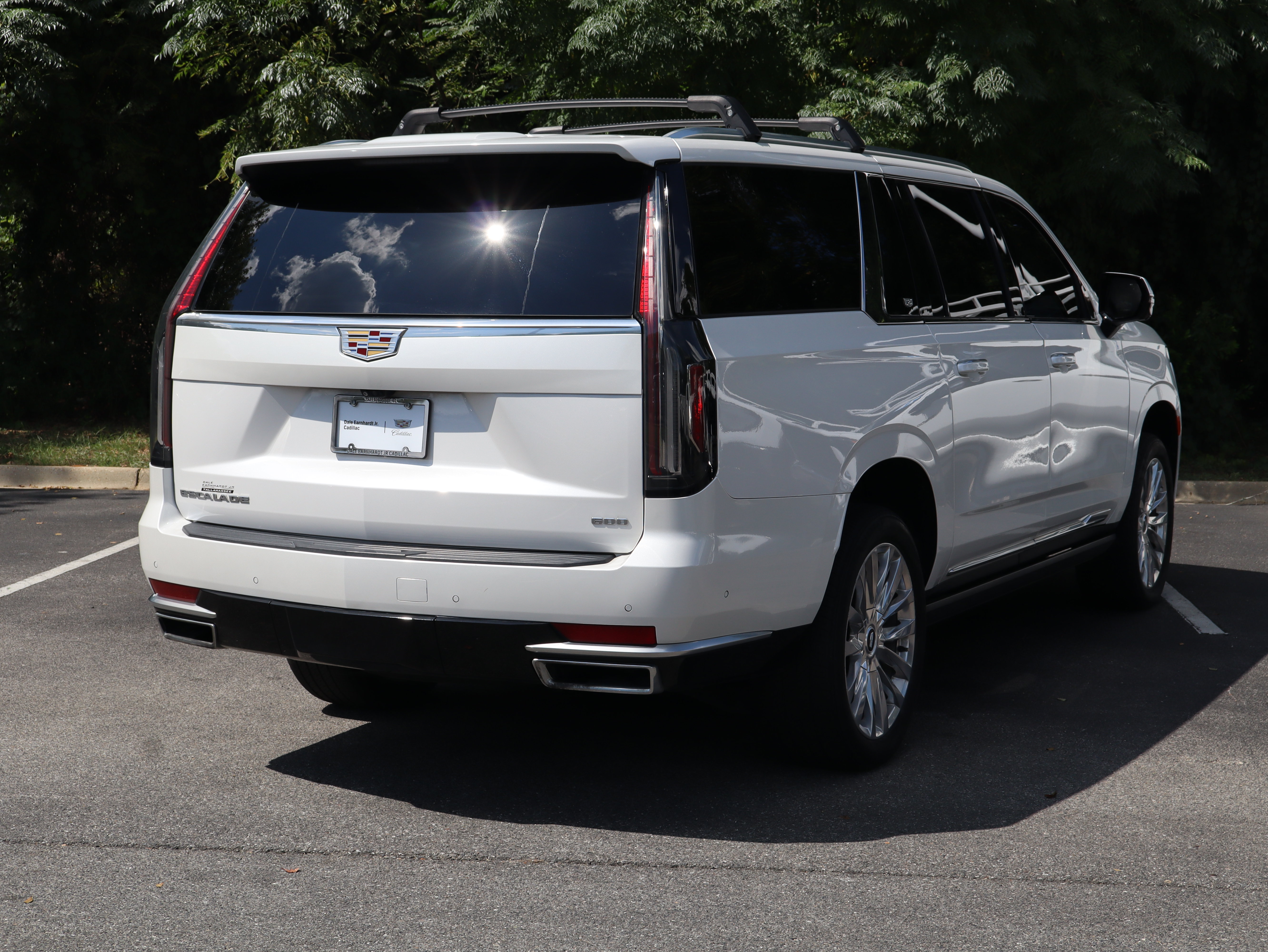 Used 2023 Cadillac Escalade ESV Premium Luxury w/ Performance Package AWD/4WD image 7