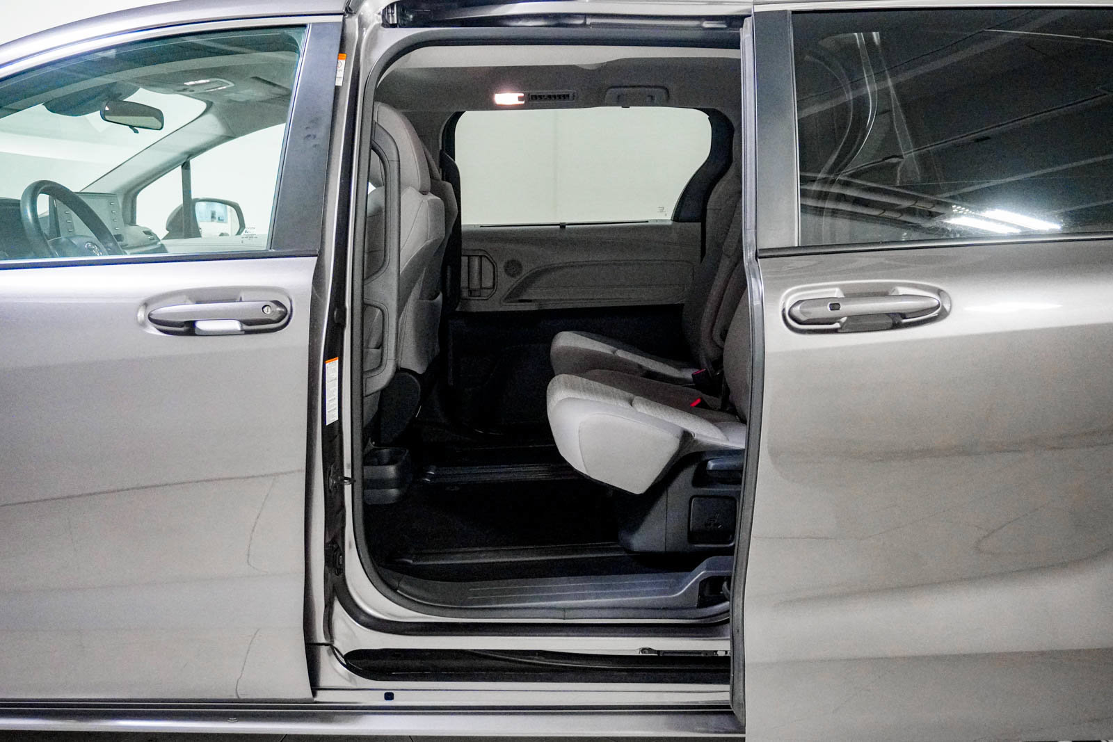 Used 2024 Toyota Sienna LE FWD image 36