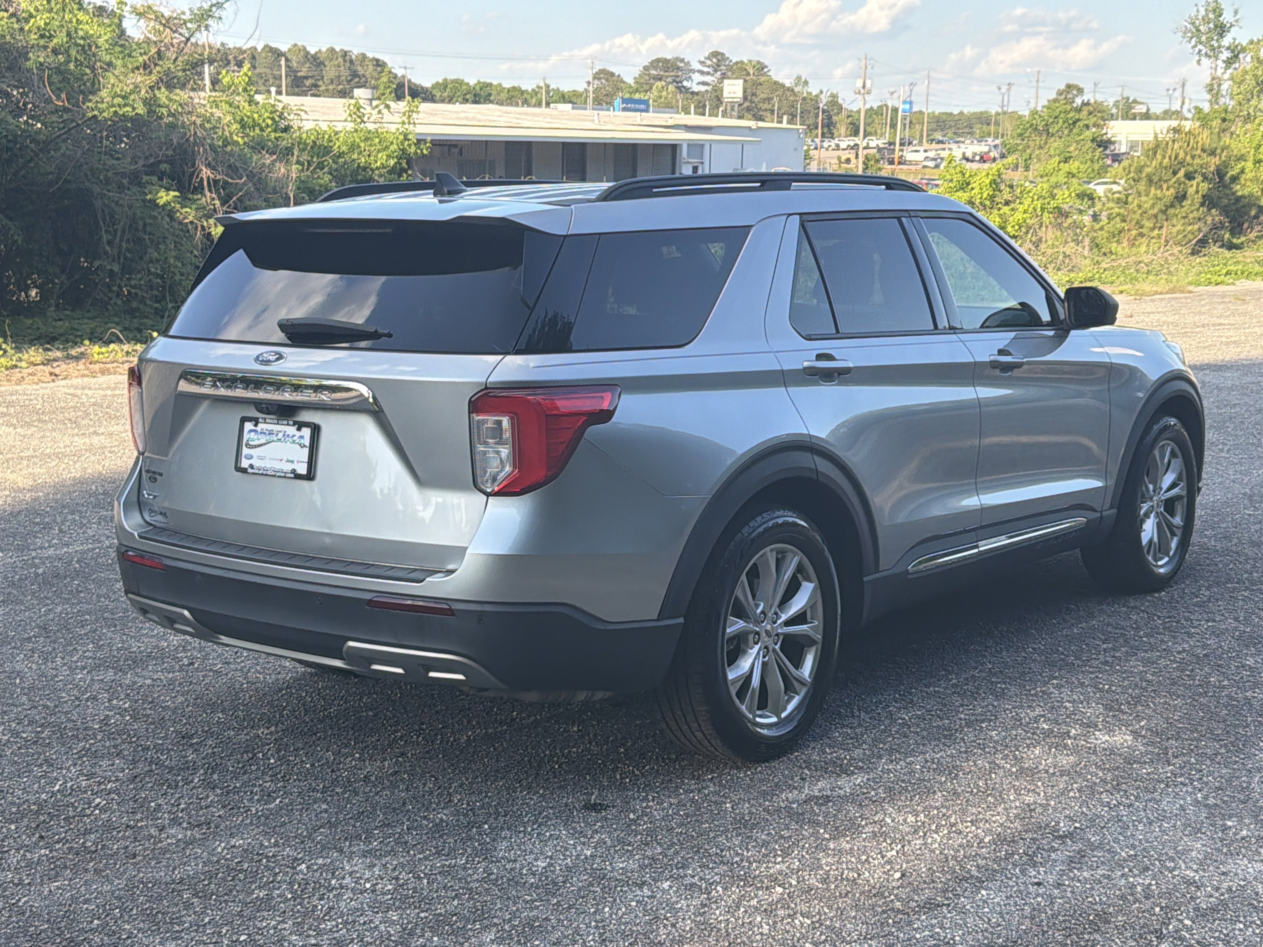 Used 2021 Ford Explorer XLT w/ Equipment Group 202A image 3
