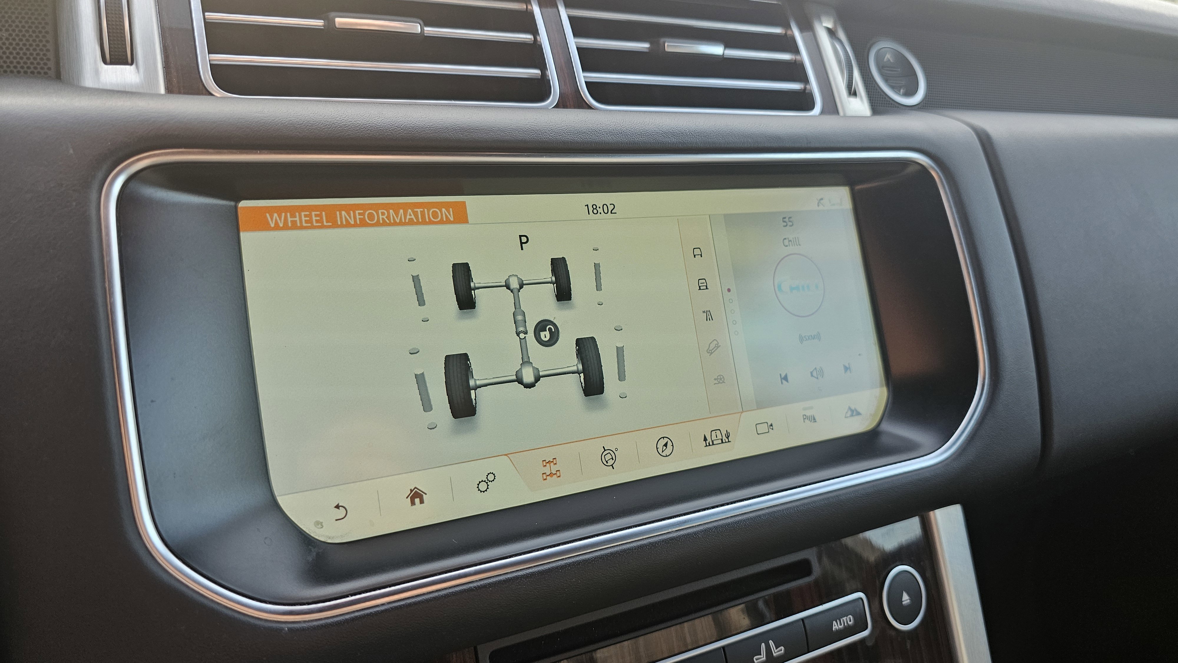 Used 2017 Land Rover Range Rover HSE image 41