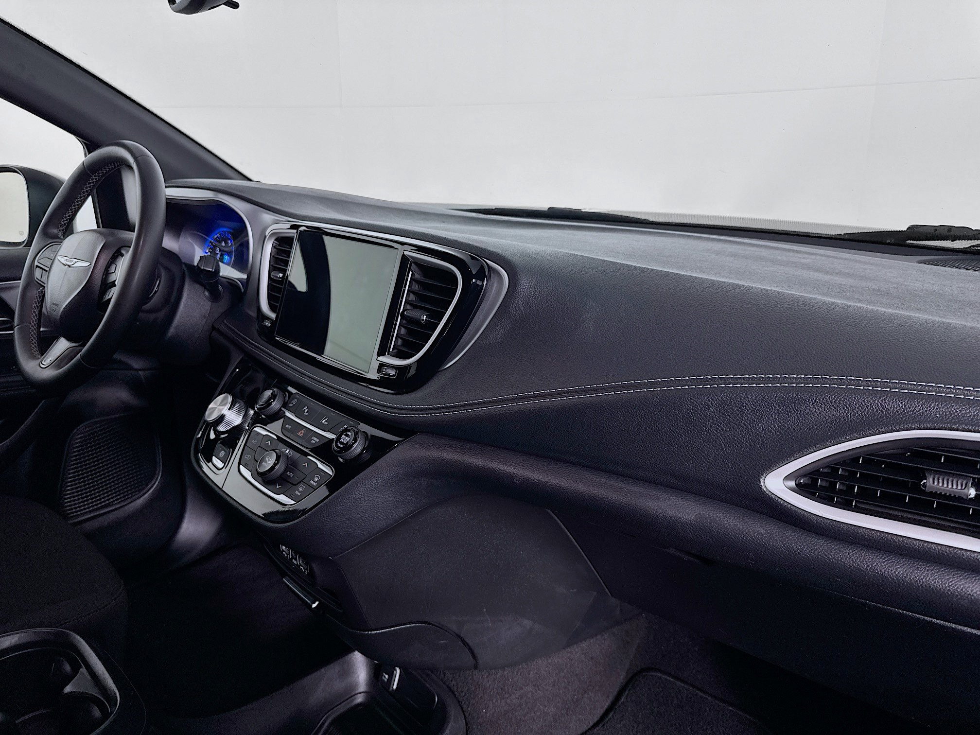 Used 2023 Chrysler Pacifica Touring FWD image 29