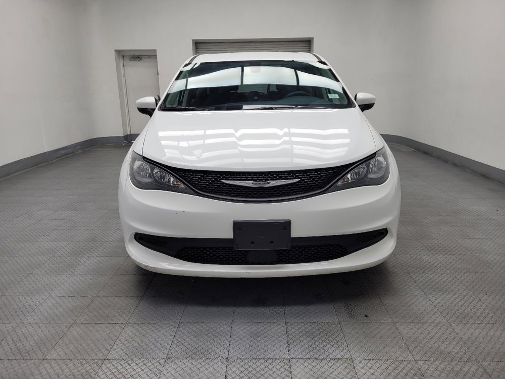 Used 2022 Chrysler Voyager LX image 14