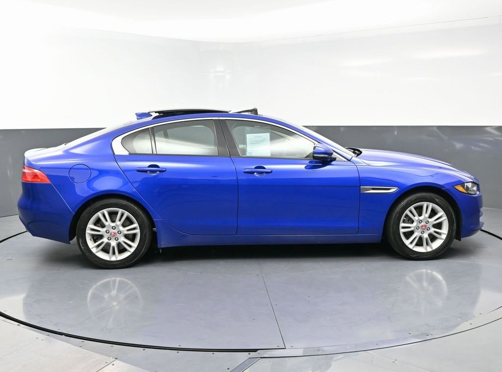 Used 2017 Jaguar XE Premium image 8