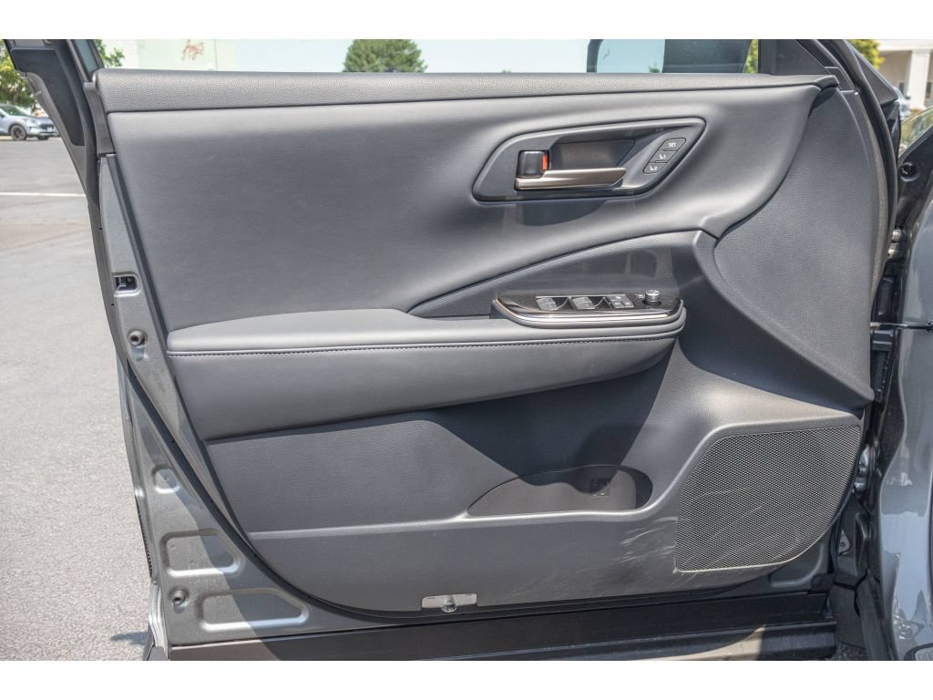 Used 2025 Toyota Crown Platinum AWD/4WD image 17