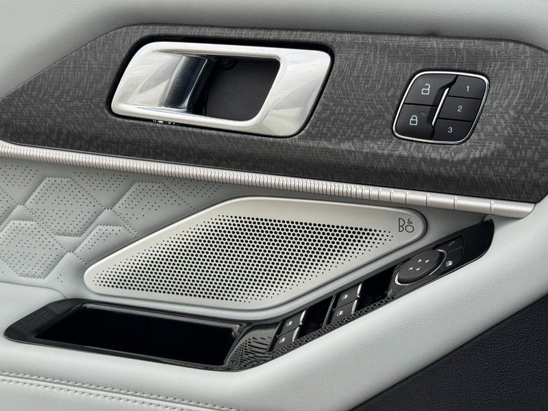 Used 2025 Ford Explorer Platinum w/ Ultimate Package image 25