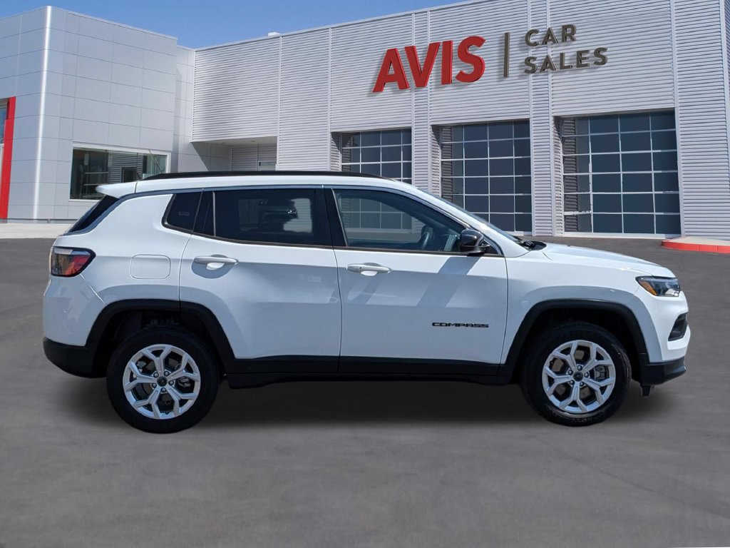 Used 2025 Jeep Compass Latitude w/ Sun & Sound Group AWD/4WD image 5