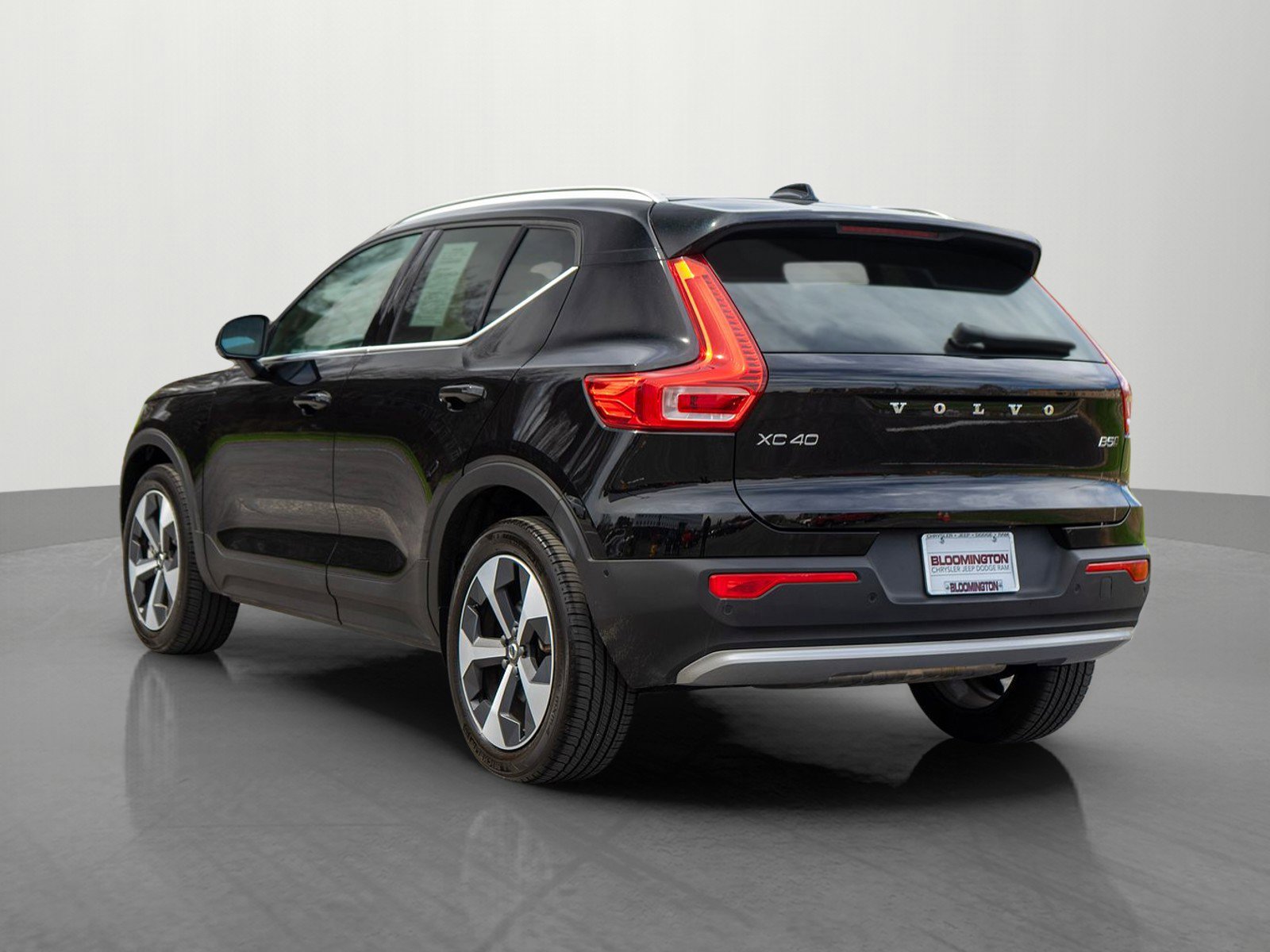 Used 2025 Volvo XC40 B5 Plus AWD/4WD image 5
