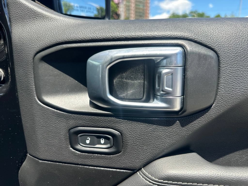 Used 2022 Jeep Wrangler Unlimited Sahara w/ Cold Weather Group AWD/4WD image 18