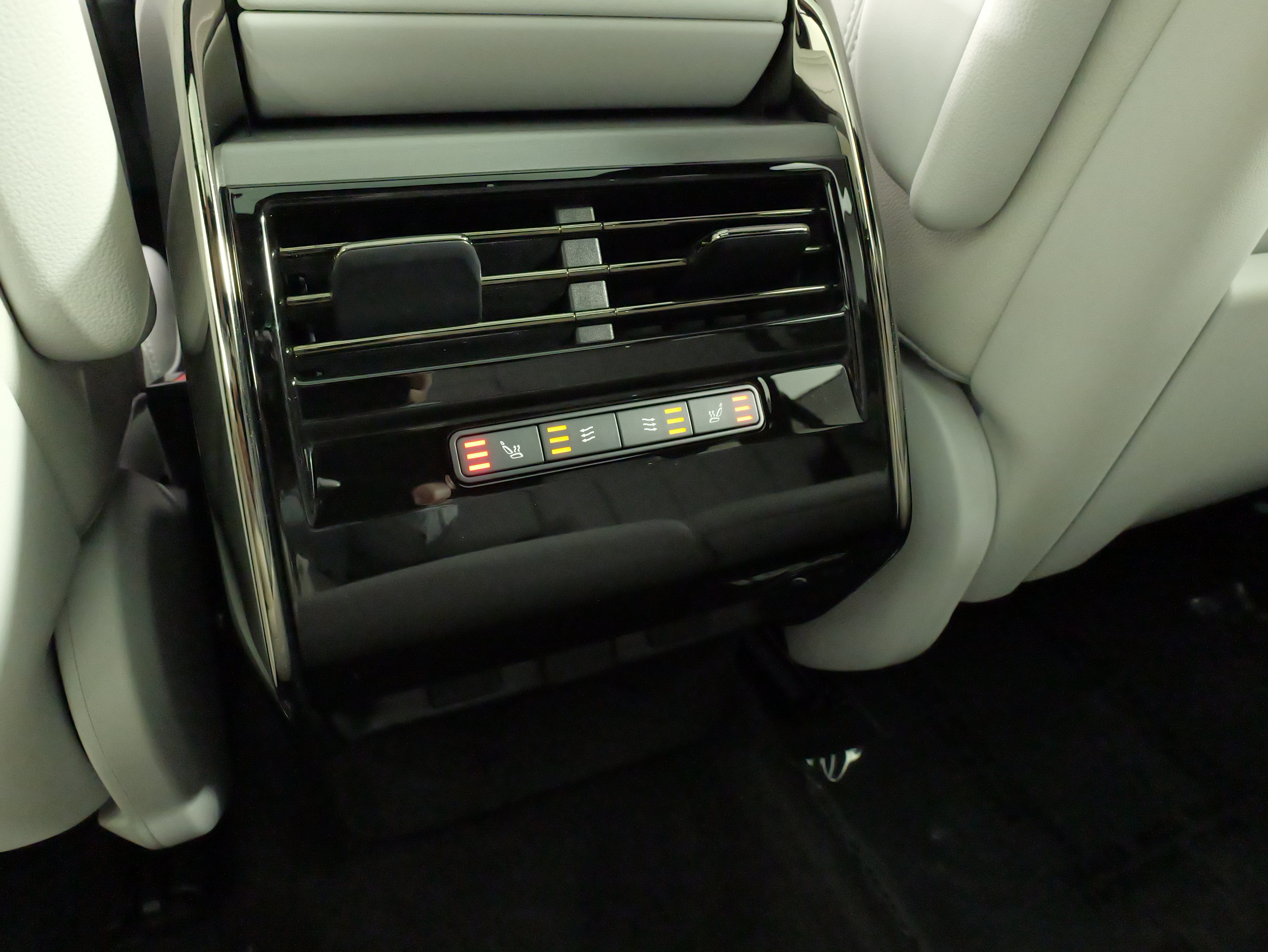 Used 2025 Land Rover Range Rover Sport AWD/4WD image 36