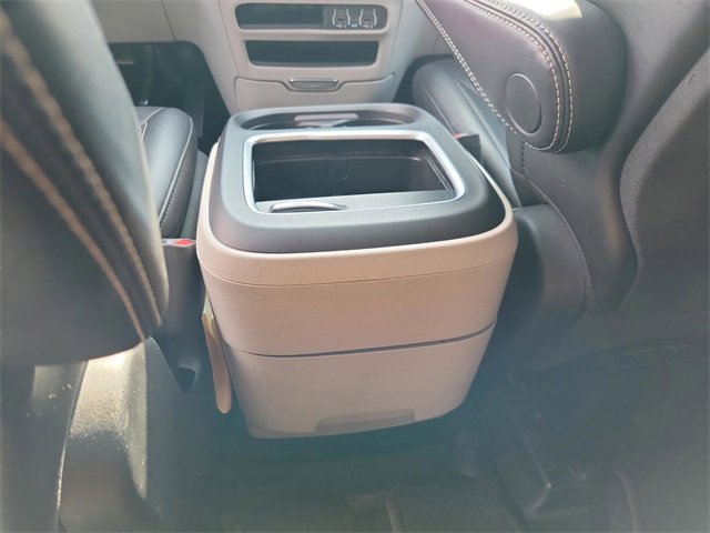 Used 2024 Chrysler Pacifica Touring-L image 9