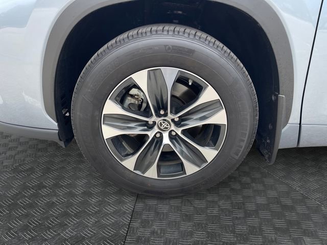 Used 2024 Toyota Highlander XLE image 14