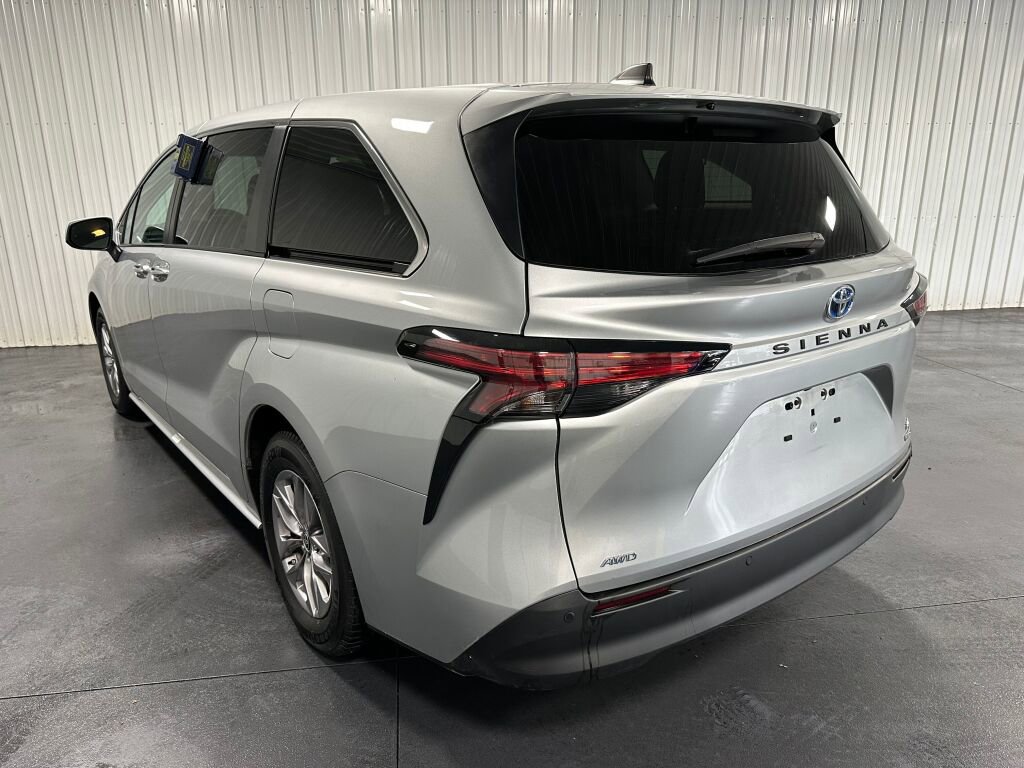 Used 2022 Toyota Sienna XLE image 3