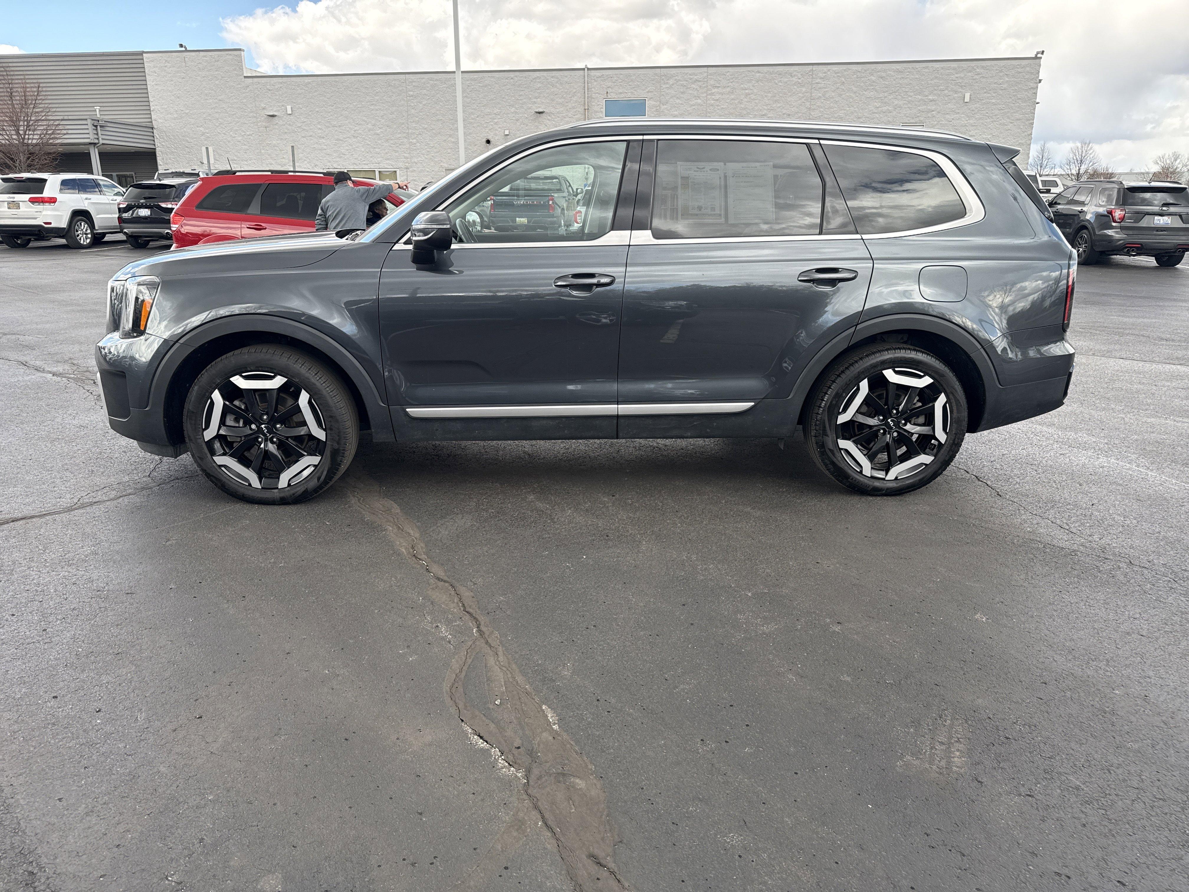 Used 2023 Kia Telluride EX image 3