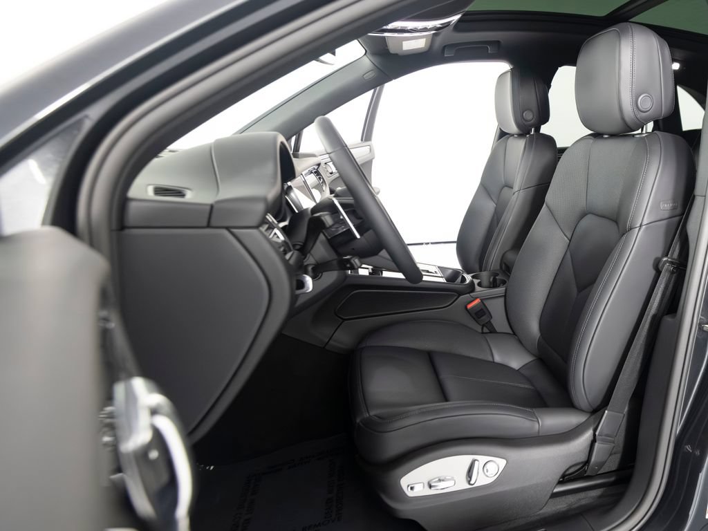 New 2026 Porsche Macan AWD/4WD image 5
