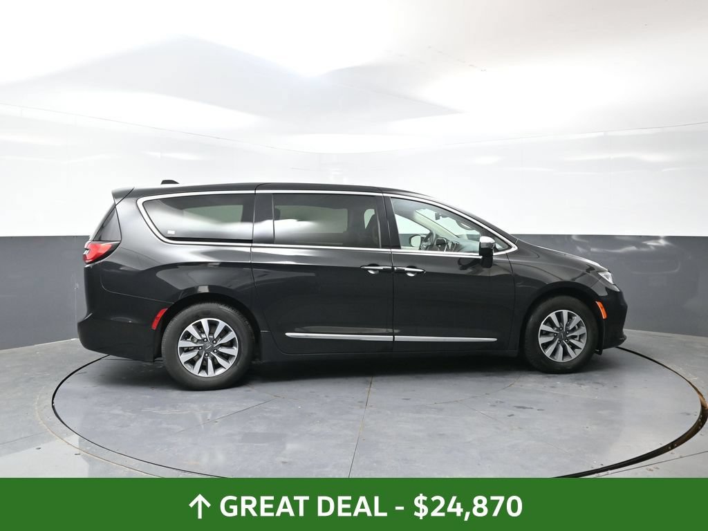 Used 2023 Chrysler Pacifica Limited FWD image 2