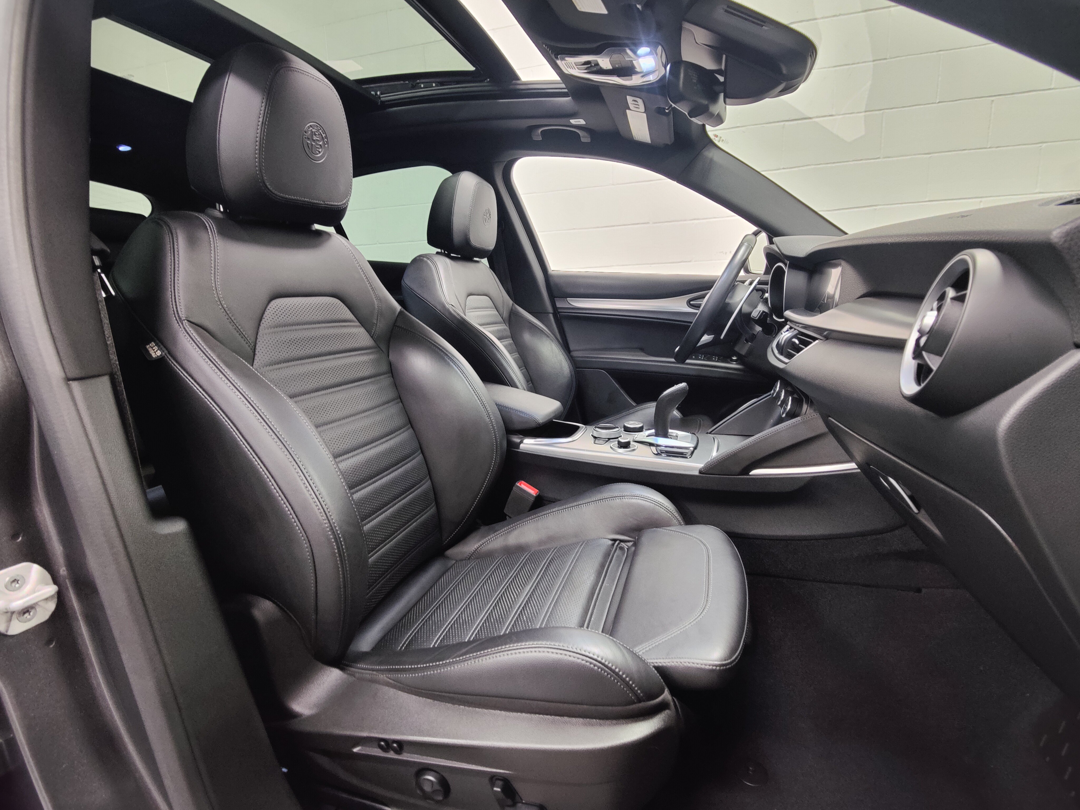 Certified 2023 Alfa Romeo Stelvio Veloce AWD/4WD image 4