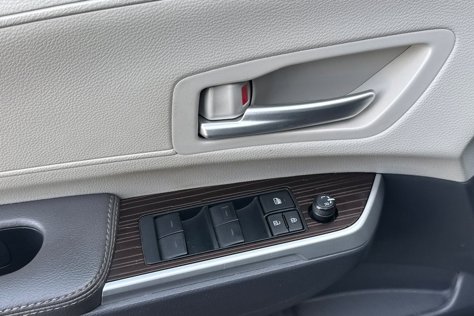 Used 2024 Toyota Sienna XLE w/ XLE Plus Package image 14