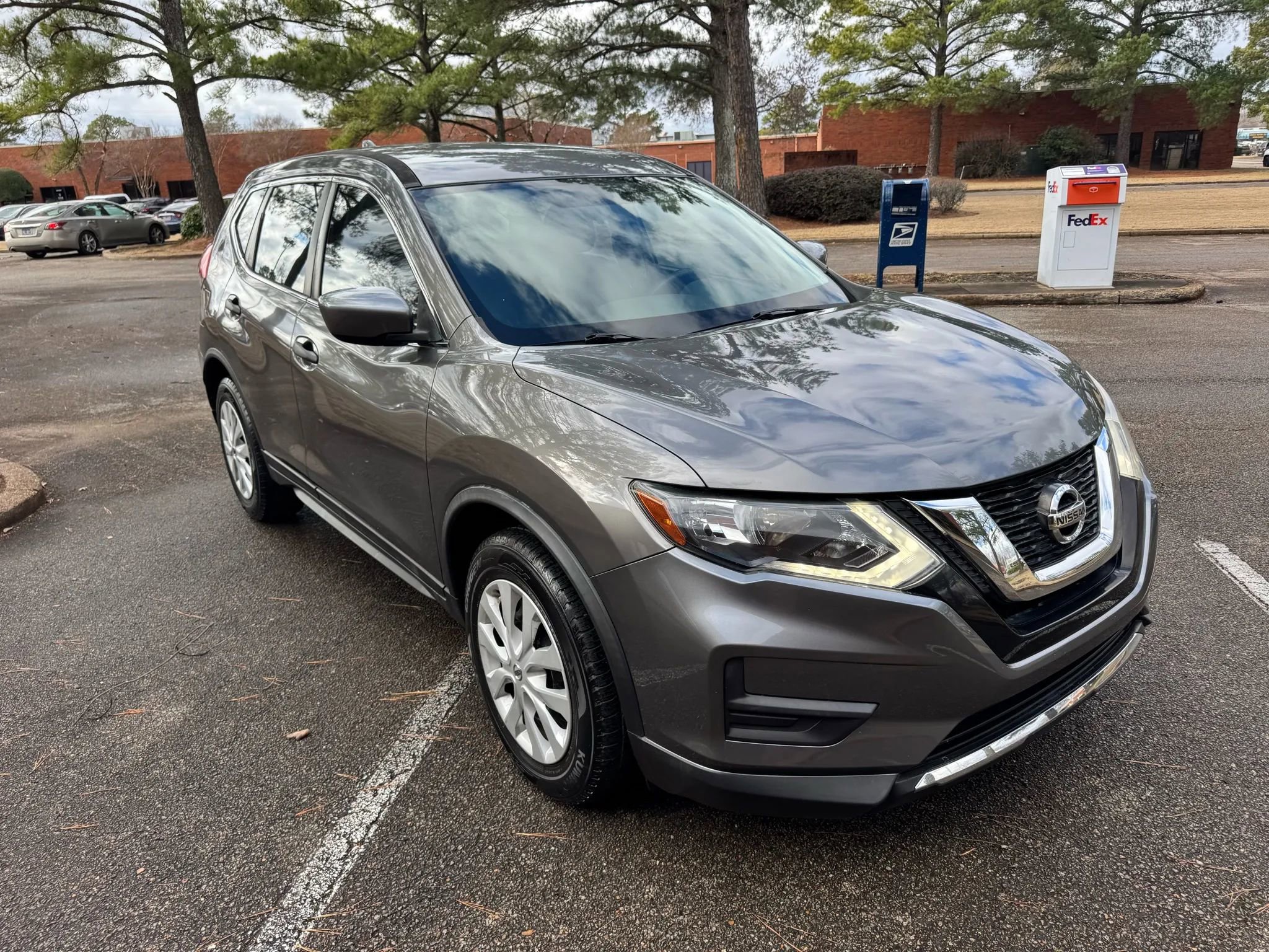 Used 2017 Nissan Rogue S image 3