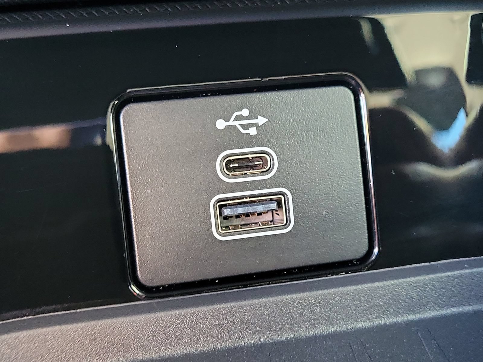 Certified 2025 Ford Mustang Mach-E Select RWD image 27