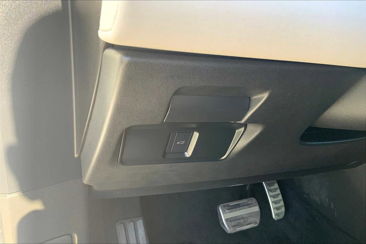 Used 2025 Land Rover Range Rover Evoque Dynamic SE image 31