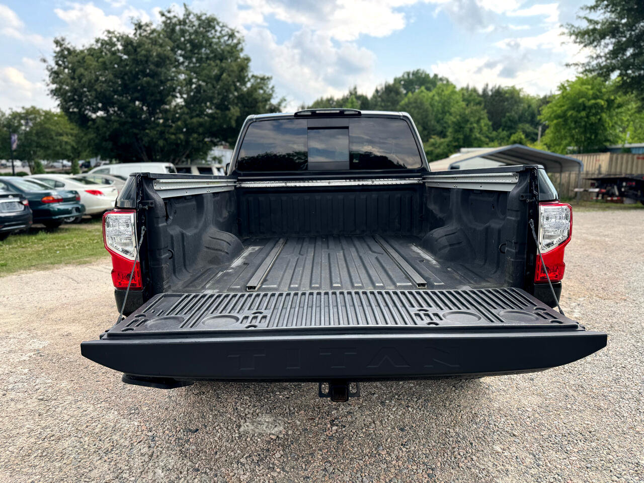 Used 2018 Nissan Titan SV w/ SV Convenience Package image 17