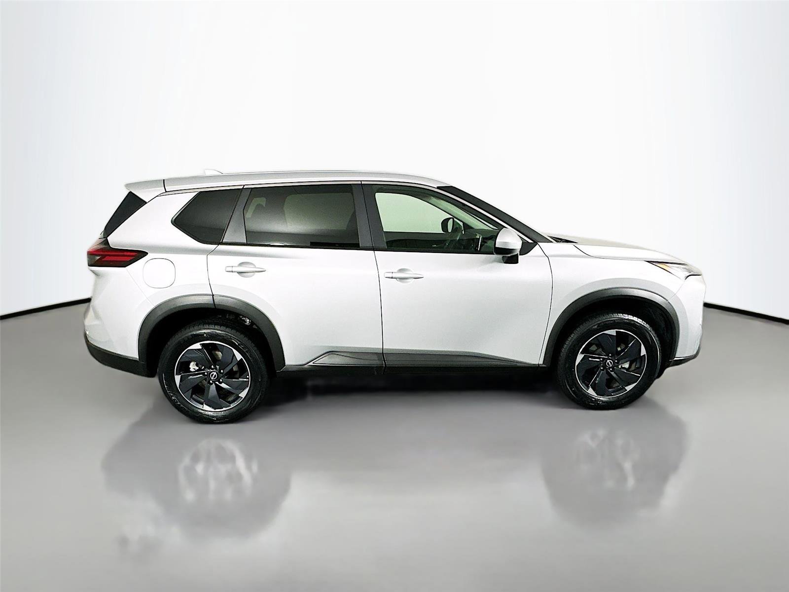 Used 2024 Nissan Rogue SV image 8
