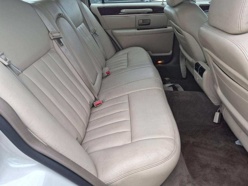 Used 2003 Lincoln Town Car Executive RWD image 26