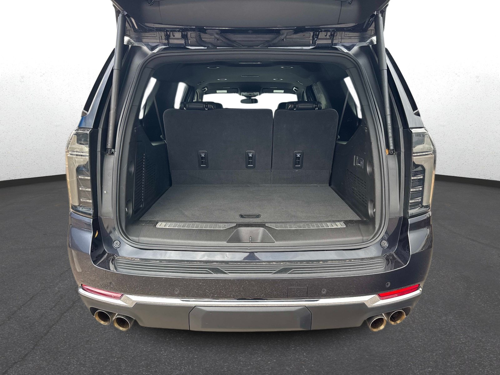 Used 2025 Chevrolet Suburban Premier RWD image 11