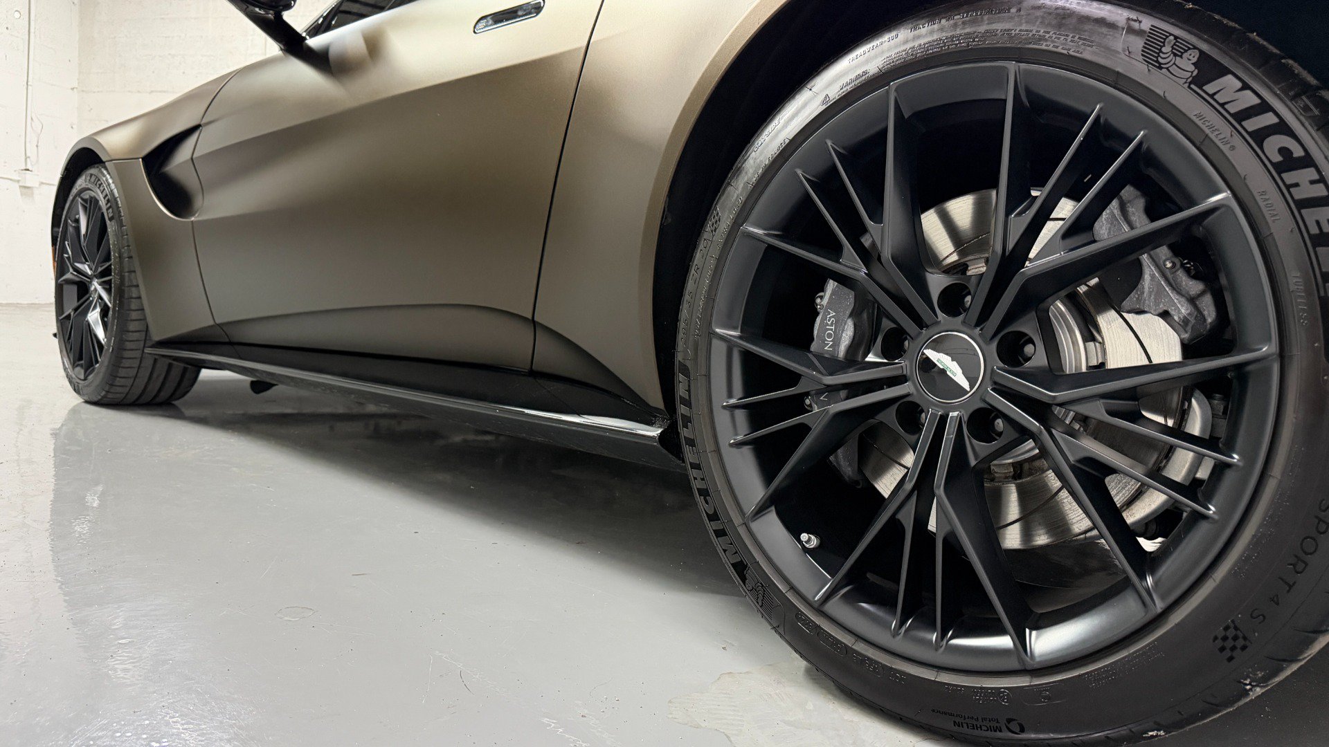 Used 2021 Aston Martin V8 Vantage Coupe RWD image 20