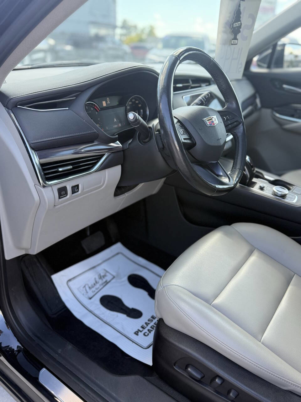 Used 2019 Cadillac XT4 Luxury w/ Cold Weather Package image 11