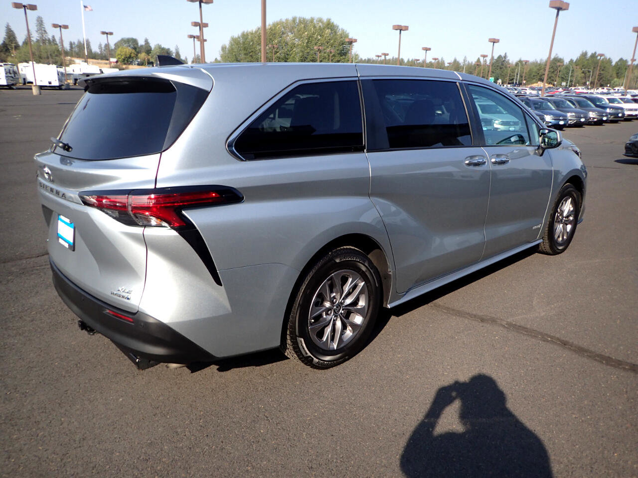Used 2021 Toyota Sienna XLE image 5