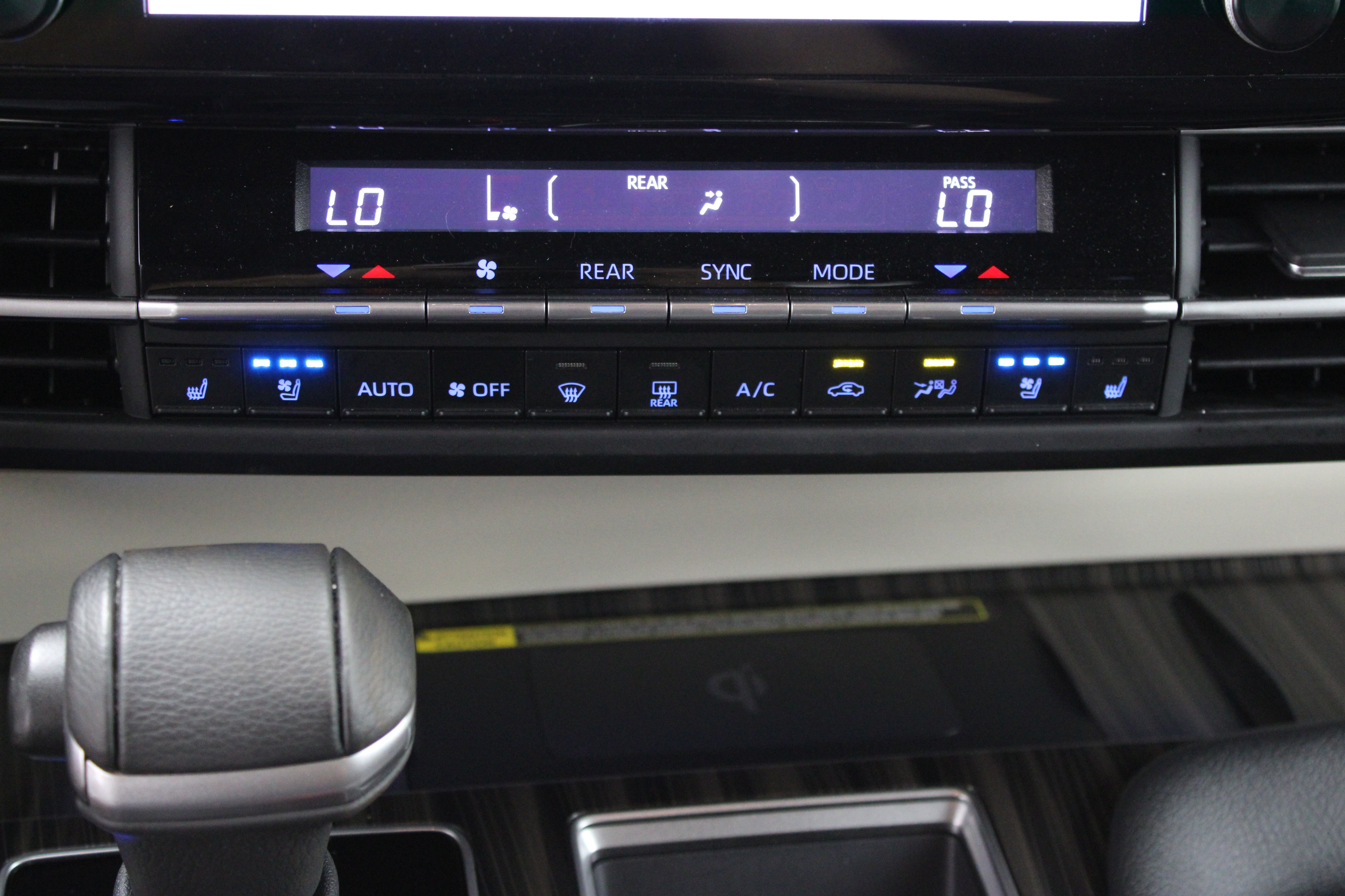 Used 2024 Toyota Sienna Platinum AWD/4WD image 20