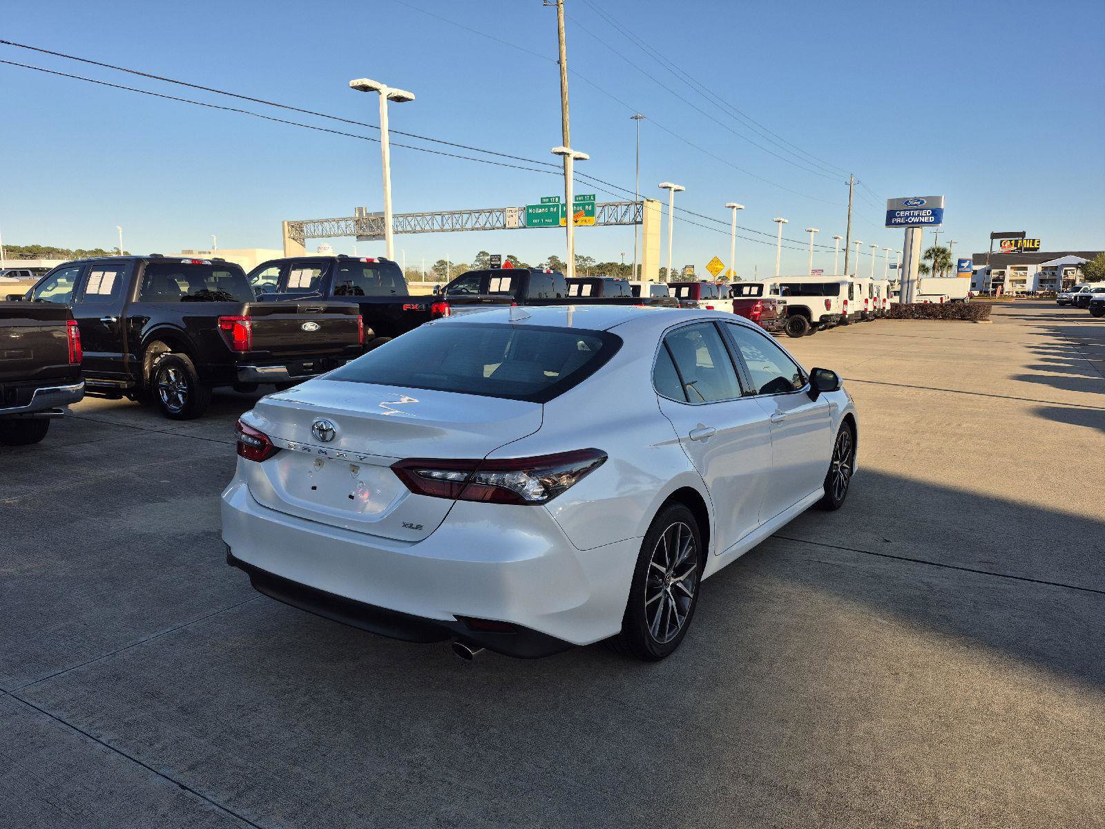 Used 2021 Toyota Camry XLE image 9