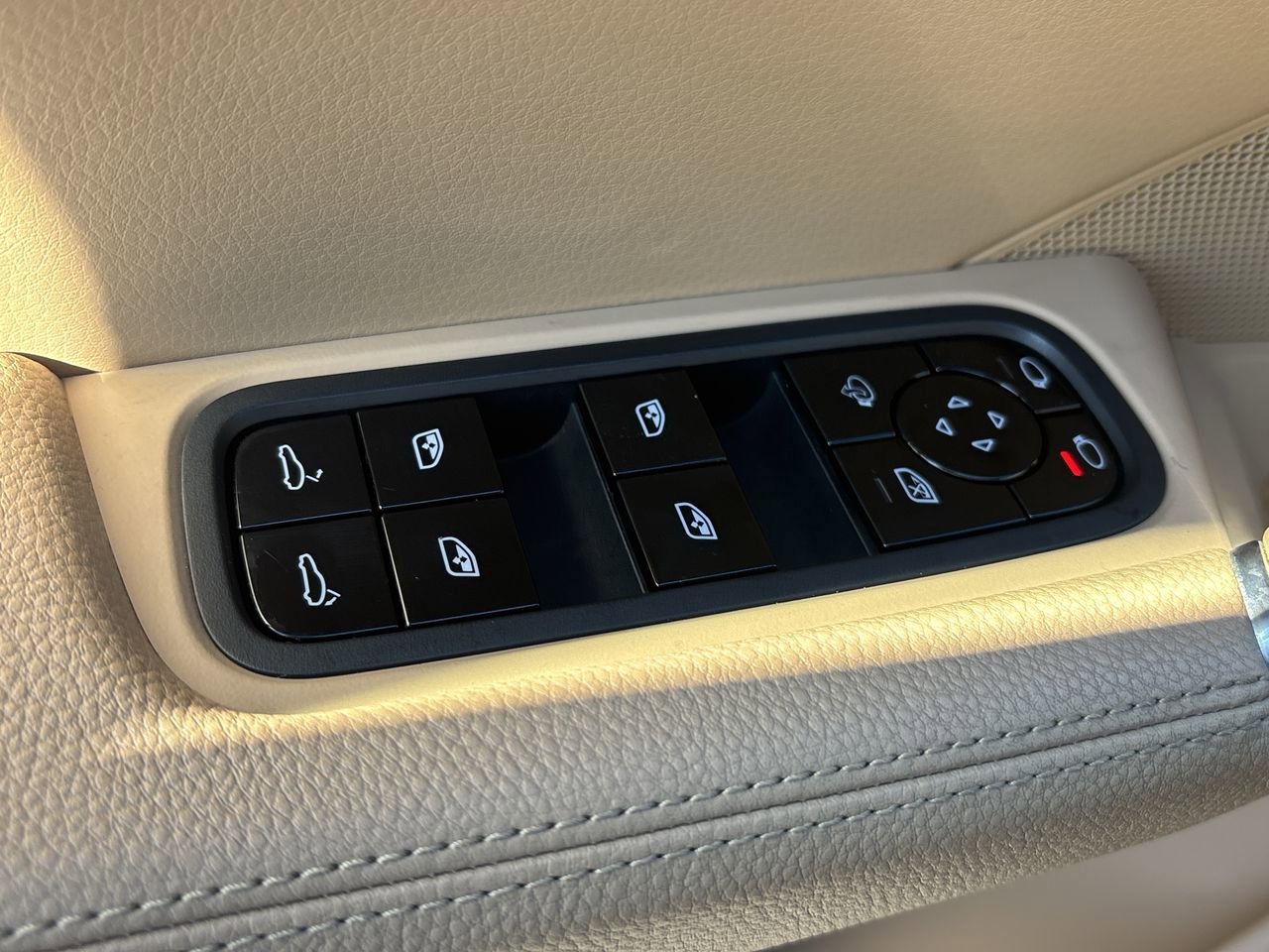 Used 2020 Porsche Cayenne image 18