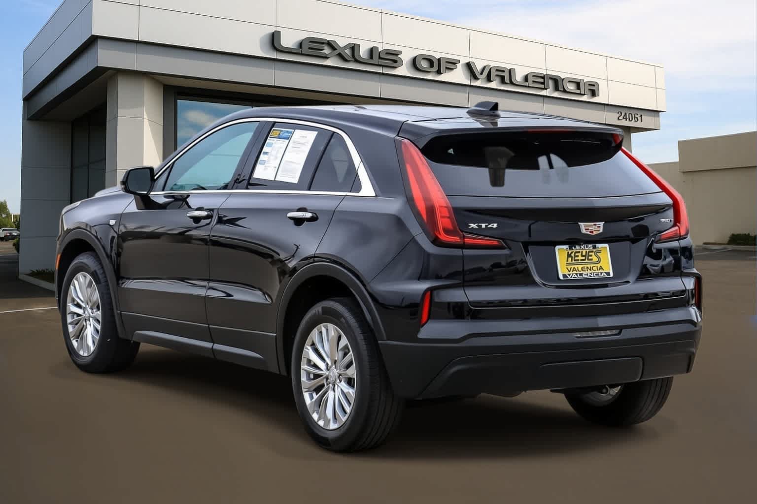 Used 2024 Cadillac XT4 Luxury w/ Cold Weather Package FWD image 2