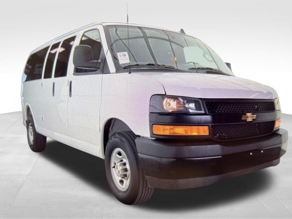 Used 2025 Chevrolet Express 3500 LS RWD image 2