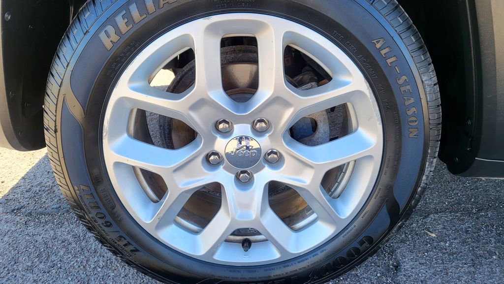 Used 2016 Jeep Renegade Latitude w/ Safety & Security Group FWD image 12